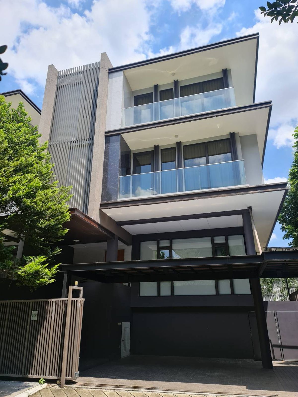 ขายบ้านพระราม 9 เพชรบุรีตัดใหม่ RCA : ขายบ้านเดี่ยว Luxury Urban Home  3 ชั้น  + Extra Basement พร้อมลิฟท์ ส่วนตัวภายในบ้าน ด้วยความเป็นส่วนตัว เพียง 20 ยูนิต