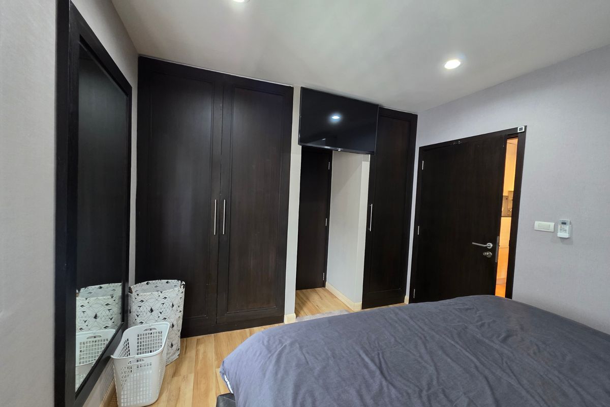 For SaleCondoSathorn, Narathiwat : Best price! condo for sale, corner room in the center of Sathorn, near BTS MRT and office building