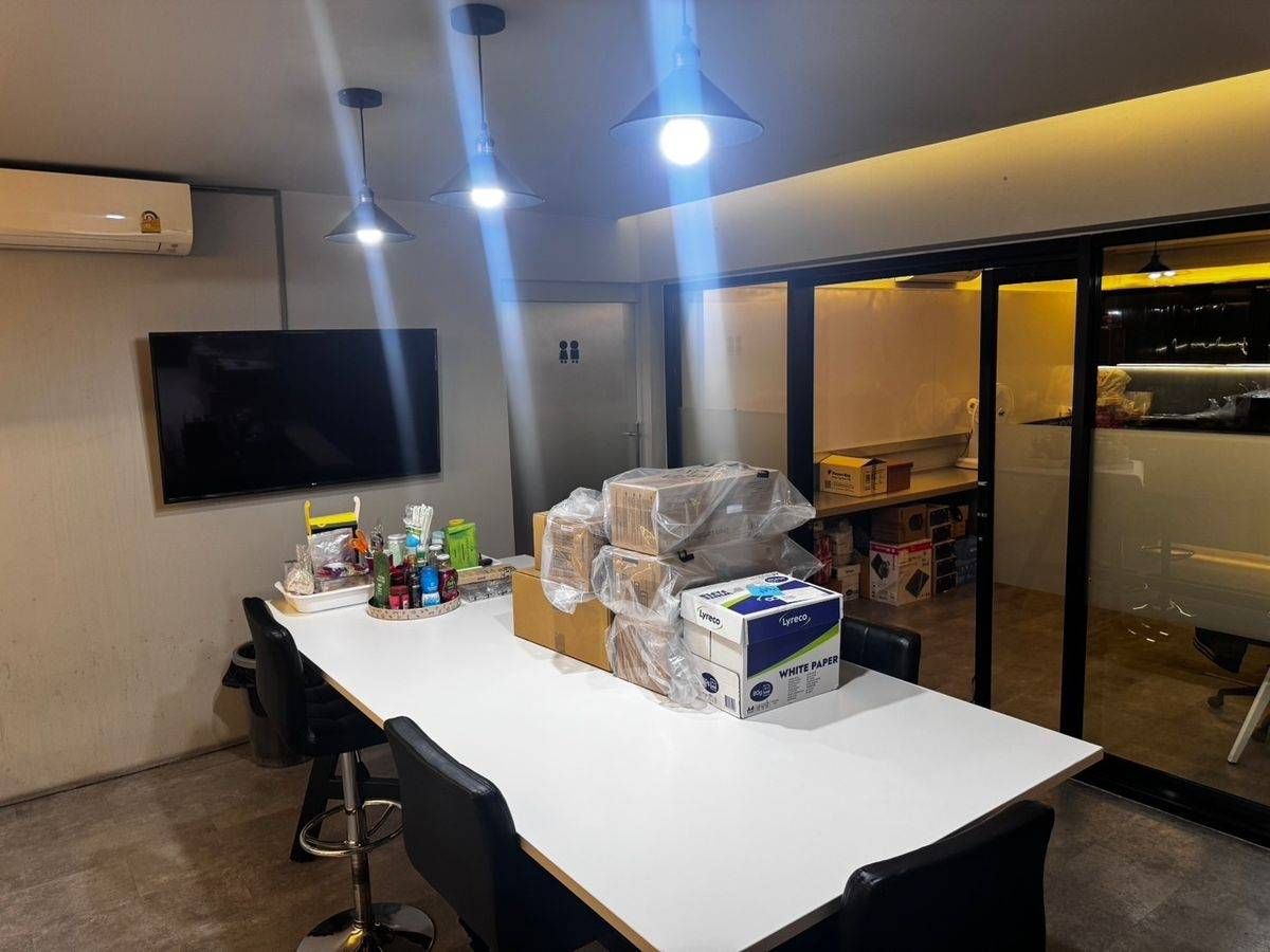 For RentOfficeRama9, Petchburi, RCA : Office and residence in the same place! Reflect your success and leadership. Sell/rent Stand-Alone Office Building 5 layers.