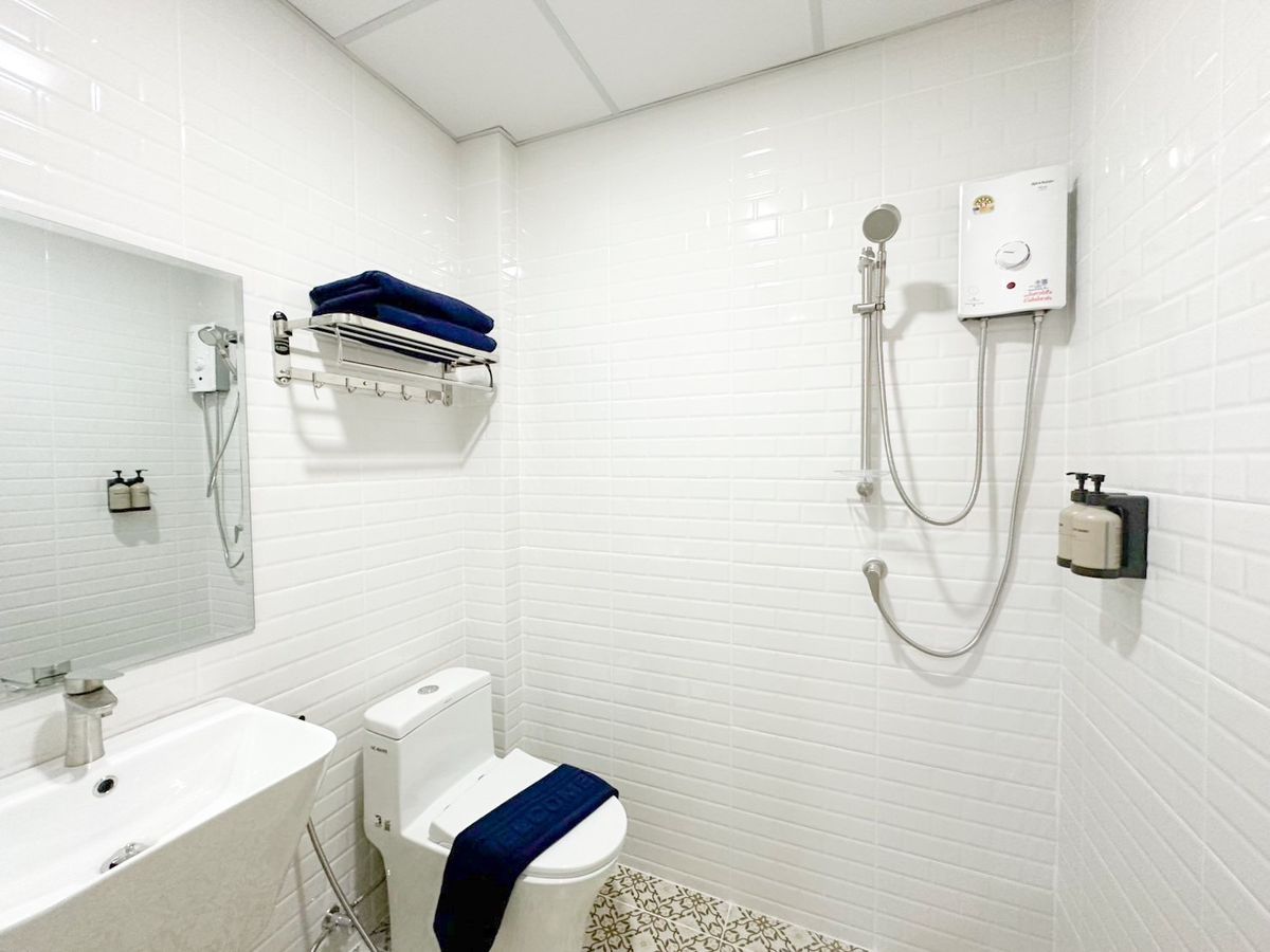 For RentPinklao, Charansanitwong : Line ID: @zimple_asset New Cozy Daily Room Stay ✨ Modern, clean, and safe rooms in a convenient location. Next to Yanhee Hospital, only 180 m from MRT Bang Or