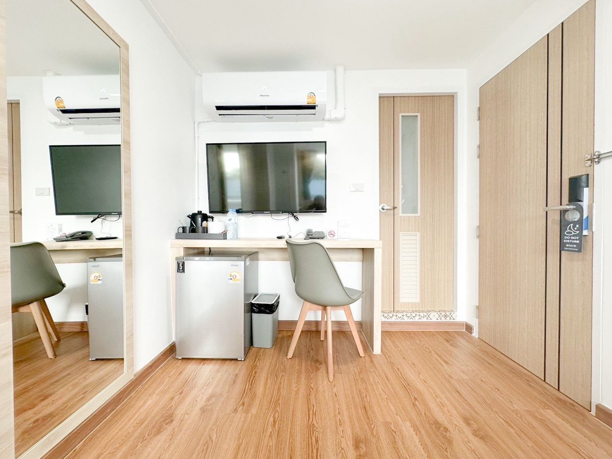 For RentPinklao, Charansanitwong : Line ID: @zimple_asset New Cozy Daily Room Stay ✨ Modern, clean, and safe rooms in a convenient location. Next to Yanhee Hospital, only 180 m from MRT Bang Or