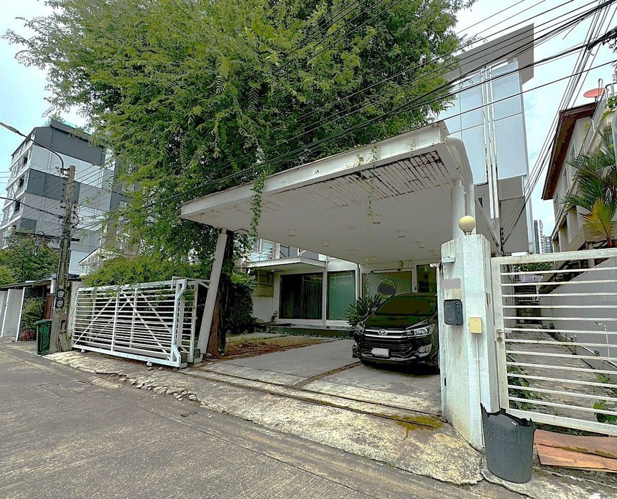 For RentShop HouseOnnut, Udomsuk : 3-Storey Building with Rooftop for Rent – Walking distance to BTS ** NO CO-AGENT ** 