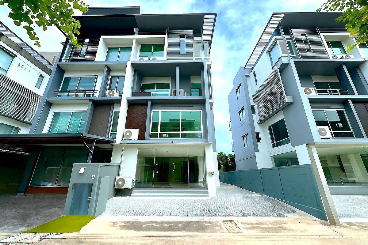 For RentHome OfficeRatchadapisek, Huaikwang, Suttisan : HK0572♛ for rent at 4 bedrooms ⚝ Rama 9-Meng Jai ♜MRT Huai Khwang ∞099-5919653,065-9423251▚Line@surreside