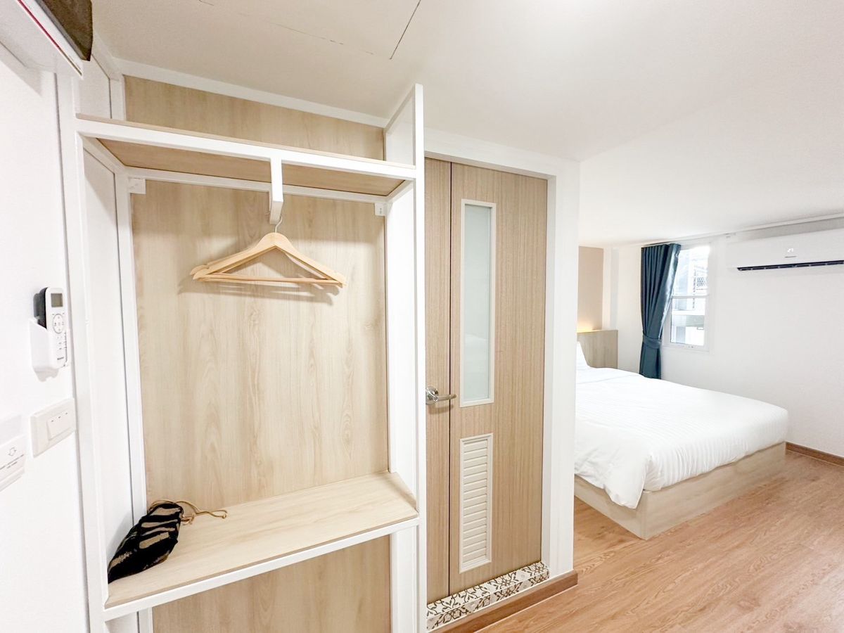 For RentPinklao, Charansanitwong : Line ID: @zimple_asset New Cozy Daily Room Stay ✨ Modern, clean, and safe rooms in a convenient location. Next to Yanhee Hospital, only 180 m from MRT Bang Or