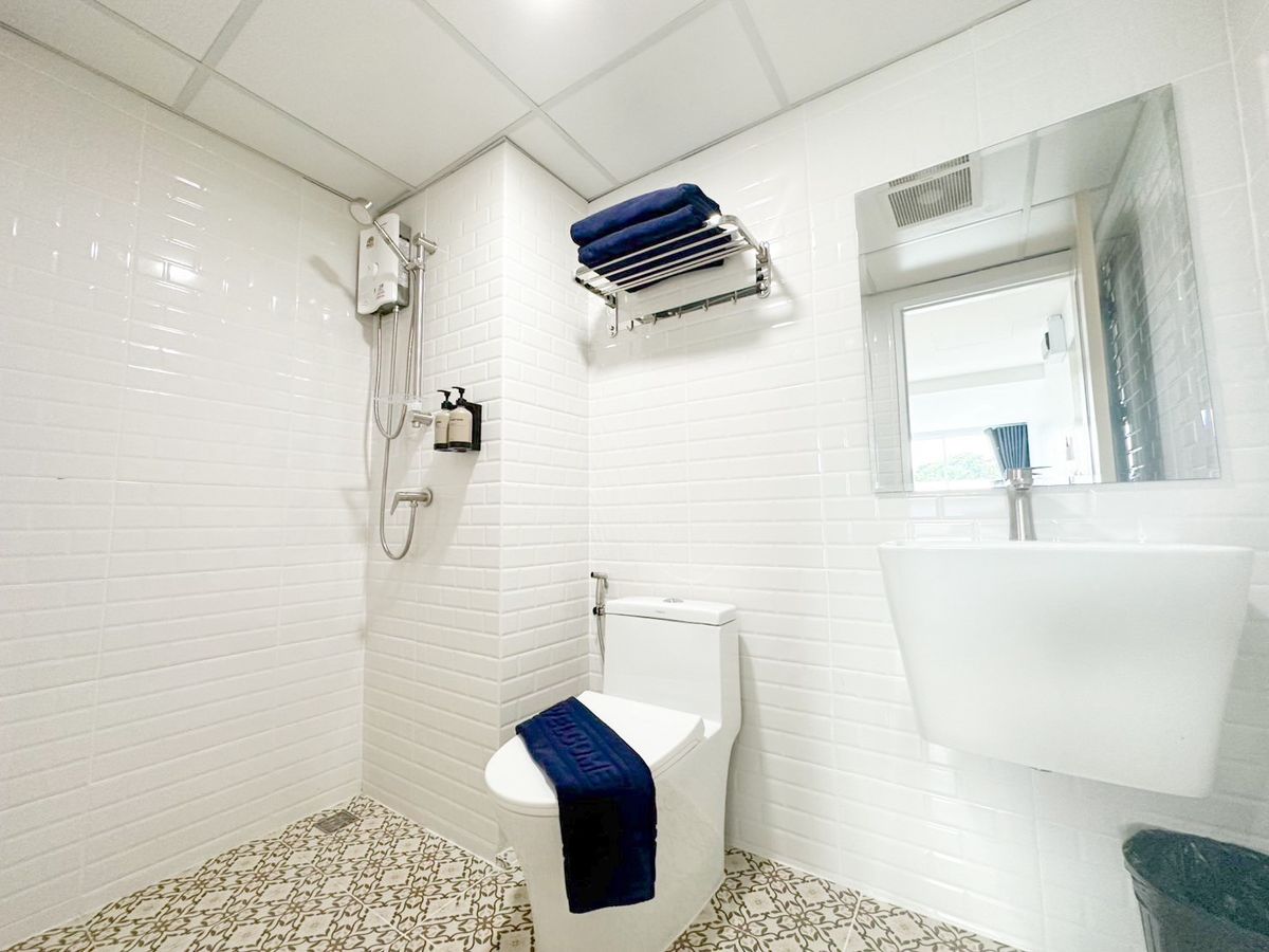 For RentPinklao, Charansanitwong : Line ID: @zimple_asset New Cozy Daily Room Stay ✨ Modern, clean, and safe rooms in a convenient location. Next to Yanhee Hospital, only 180 m from MRT Bang Or