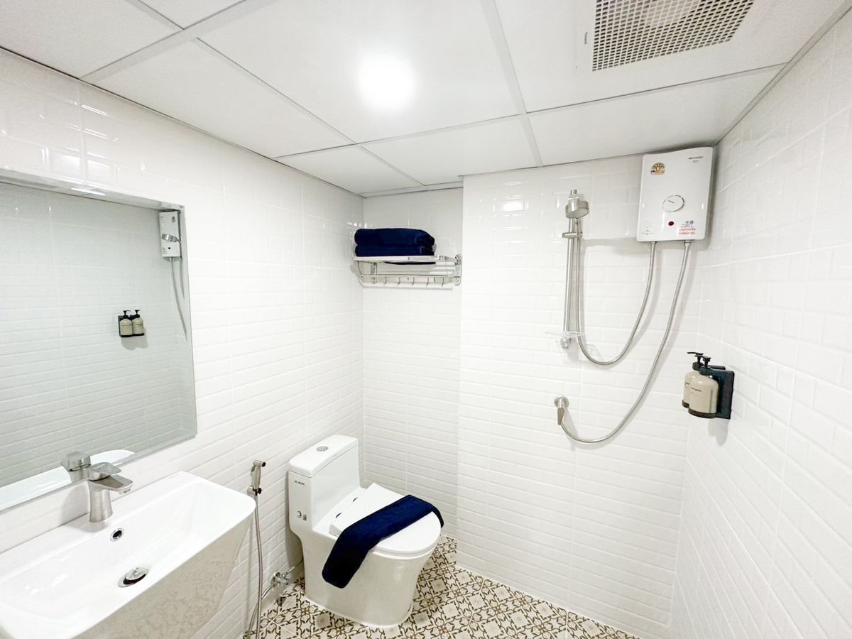 For RentPinklao, Charansanitwong : Line ID: @zimple_asset New Cozy Daily Room Stay ✨ Modern, clean, and safe rooms in a convenient location. Next to Yanhee Hospital, only 180 m from MRT Bang Or