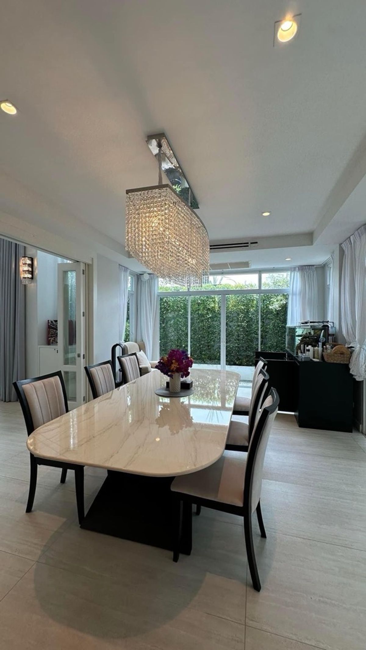 For RentHouseSukhumvit, Asoke, Thonglor : 📢👇 Single House – Newly Renovated .Convenient access via multiple routes, located in the Em District area. The layout allows for a swimming pool to be added.