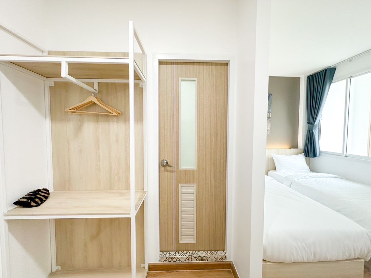 For RentPinklao, Charansanitwong : Line ID: @zimple_asset New Cozy Daily Room Stay ✨ Modern, clean, and safe rooms in a convenient location. Next to Yanhee Hospital, only 180 m from MRT Bang Or