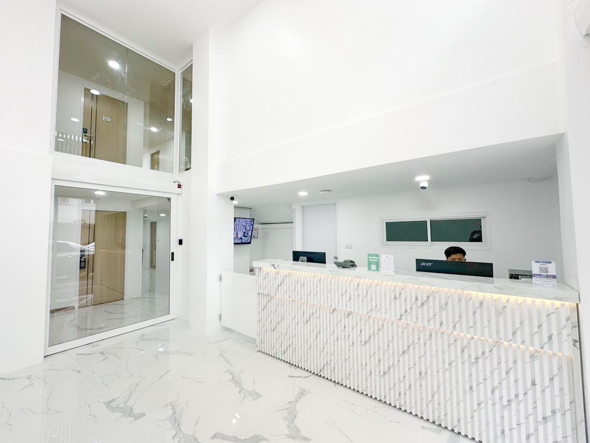For RentPinklao, Charansanitwong : Line ID: @zimple_asset New Cozy Daily Room Stay ✨ Modern, clean, and safe rooms in a convenient location. Next to Yanhee Hospital, only 180 m from MRT Bang Or