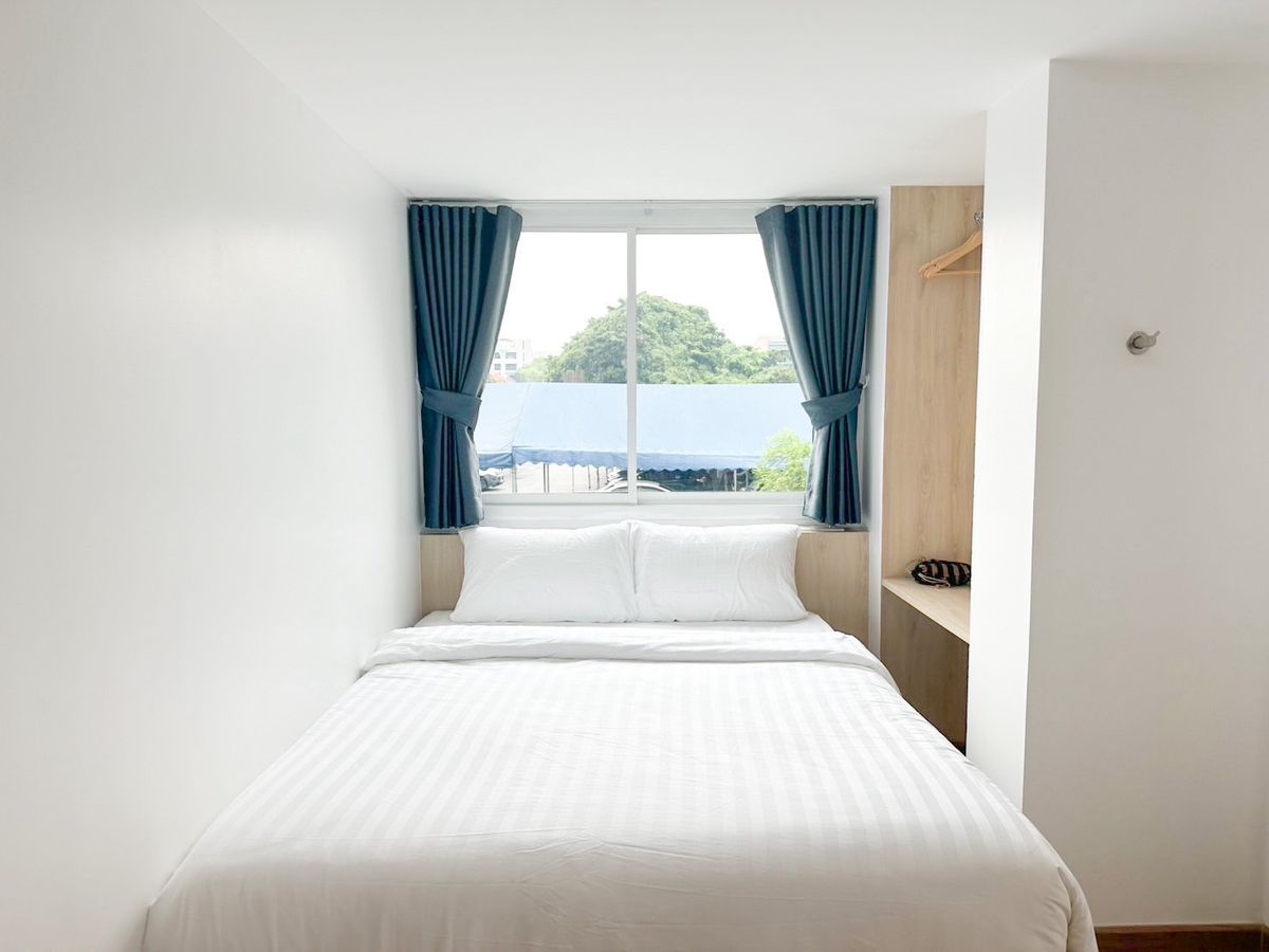 For RentPinklao, Charansanitwong : Line ID: @zimple_asset New Cozy Daily Room Stay ✨ Modern, clean, and safe rooms in a convenient location. Next to Yanhee Hospital, only 180 m from MRT Bang Or