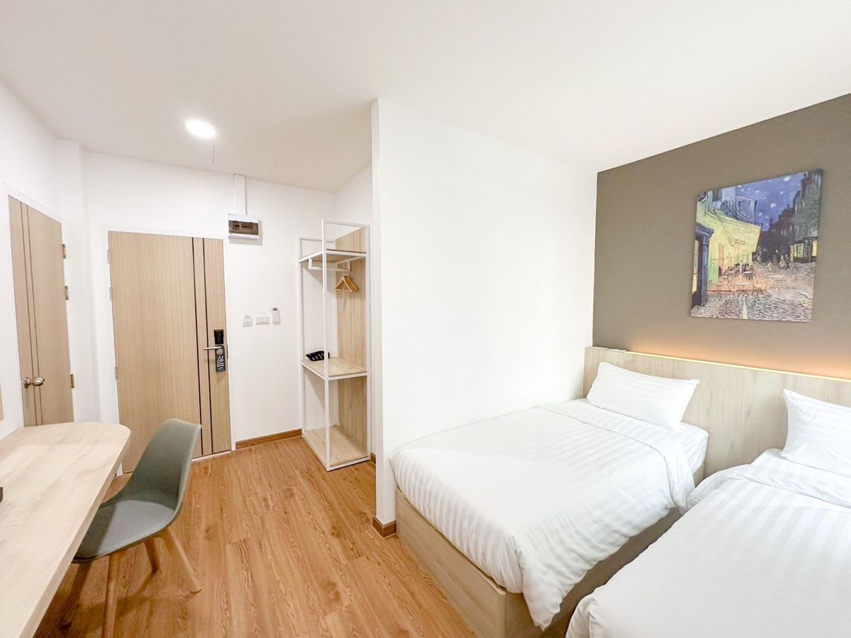 For RentPinklao, Charansanitwong : Line ID: @zimple_asset New Cozy Daily Room Stay ✨ Modern, clean, and safe rooms in a convenient location. Next to Yanhee Hospital, only 180 m from MRT Bang Or