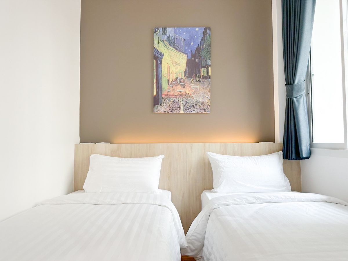 For RentPinklao, Charansanitwong : Line ID: @zimple_asset New Cozy Daily Room Stay ✨ Modern, clean, and safe rooms in a convenient location. Next to Yanhee Hospital, only 180 m from MRT Bang Or