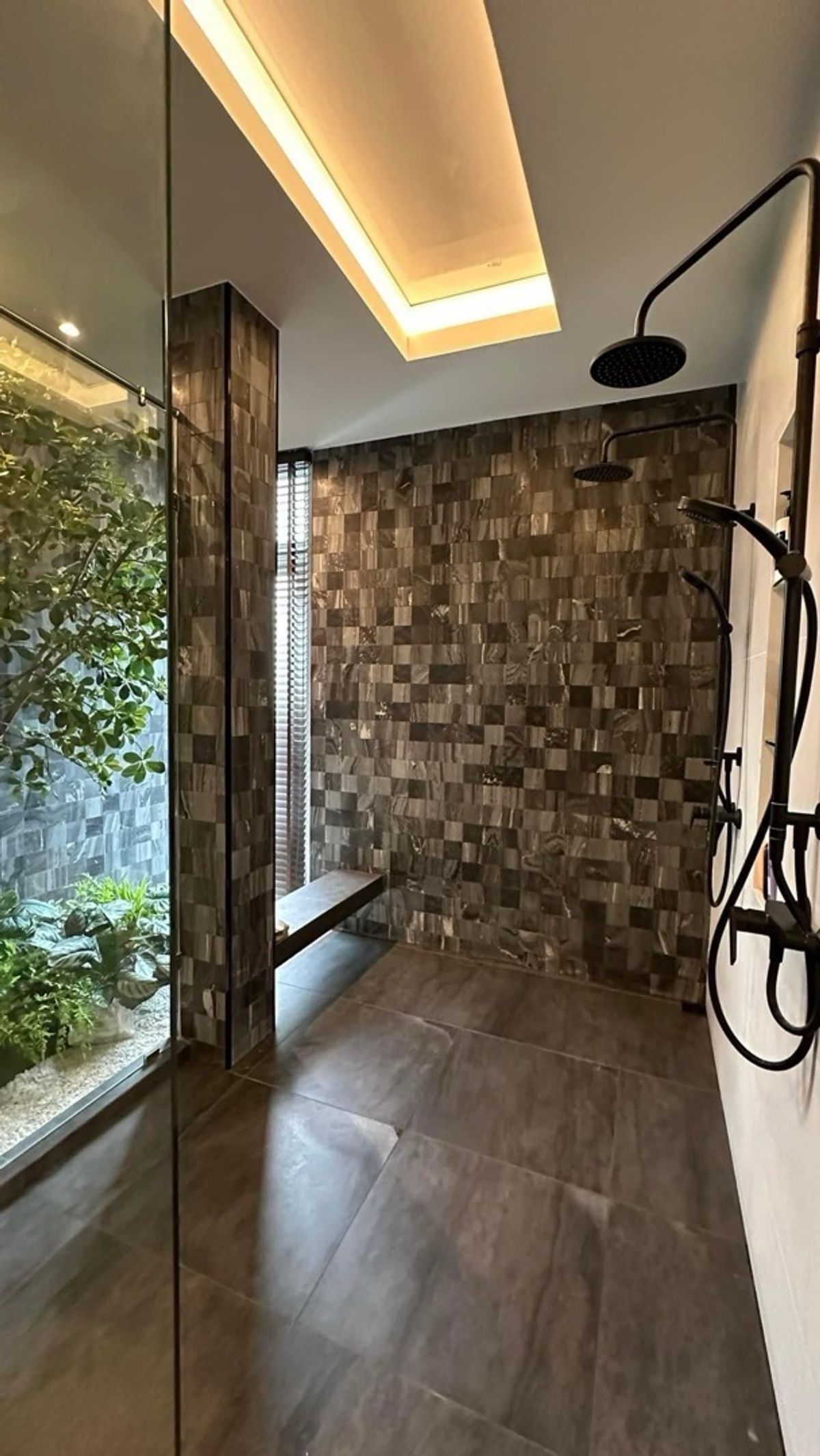 For RentHouseSukhumvit, Asoke, Thonglor : 📢👇 Single House – Newly Renovated .Convenient access via multiple routes, located in the Em District area. The layout allows for a swimming pool to be added.