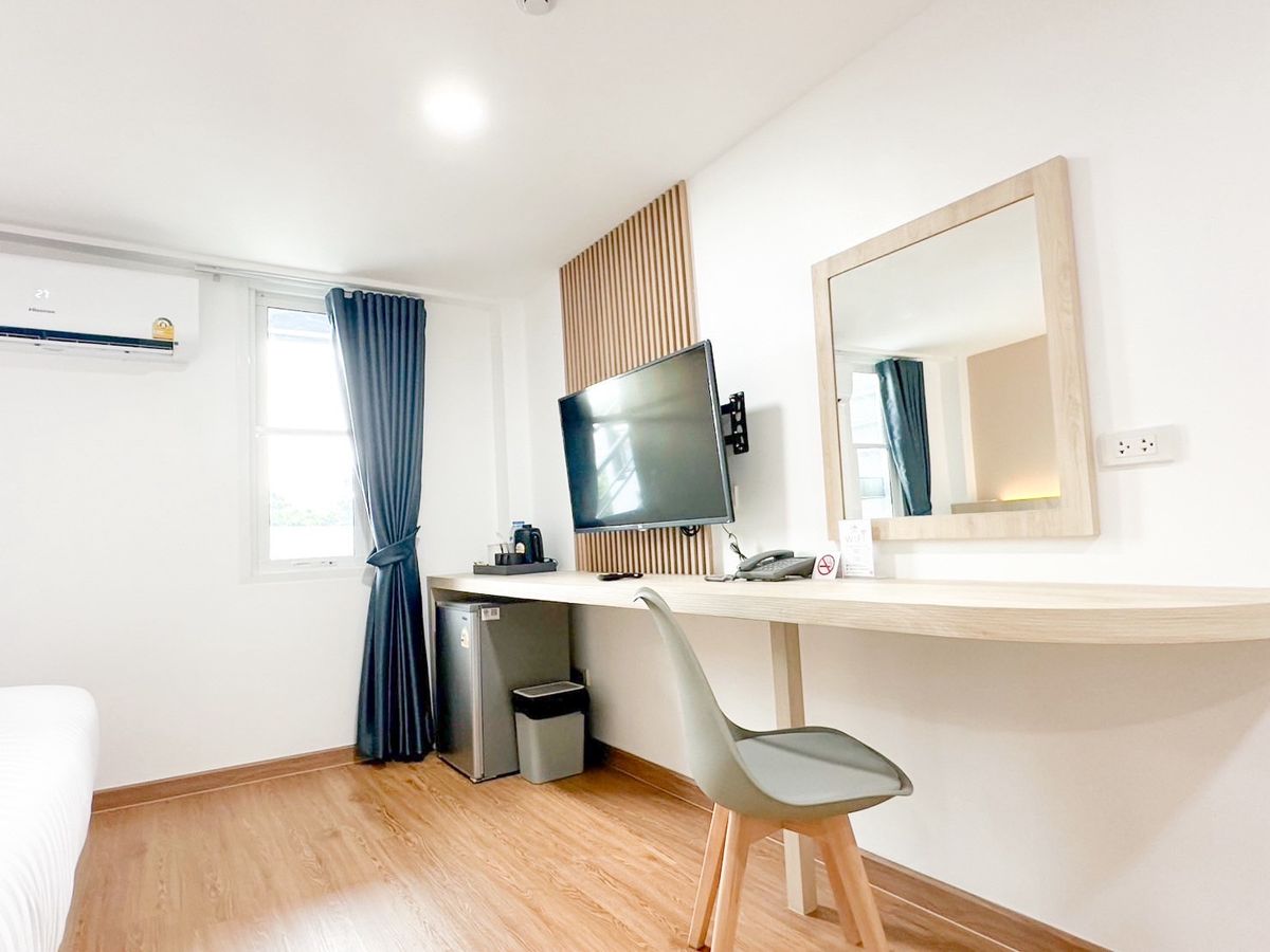 For RentPinklao, Charansanitwong : Line ID: @zimple_asset New Cozy Daily Room Stay ✨ Modern, clean, and safe rooms in a convenient location. Next to Yanhee Hospital, only 180 m from MRT Bang Or
