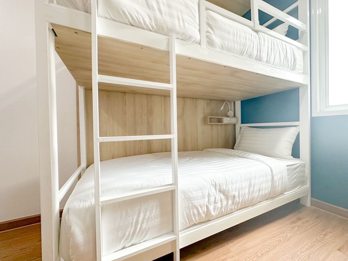 For RentPinklao, Charansanitwong : Line ID: @zimple_asset New Cozy Daily Room Stay ✨ Modern, clean, and safe rooms in a convenient location. Next to Yanhee Hospital, only 180 m from MRT Bang Or