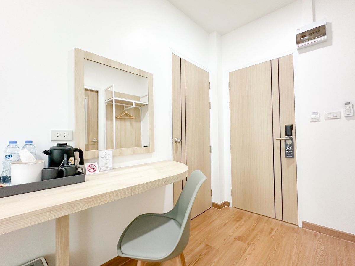 For RentPinklao, Charansanitwong : Line ID: @zimple_asset New Cozy Daily Room Stay ✨ Modern, clean, and safe rooms in a convenient location. Next to Yanhee Hospital, only 180 m from MRT Bang Or