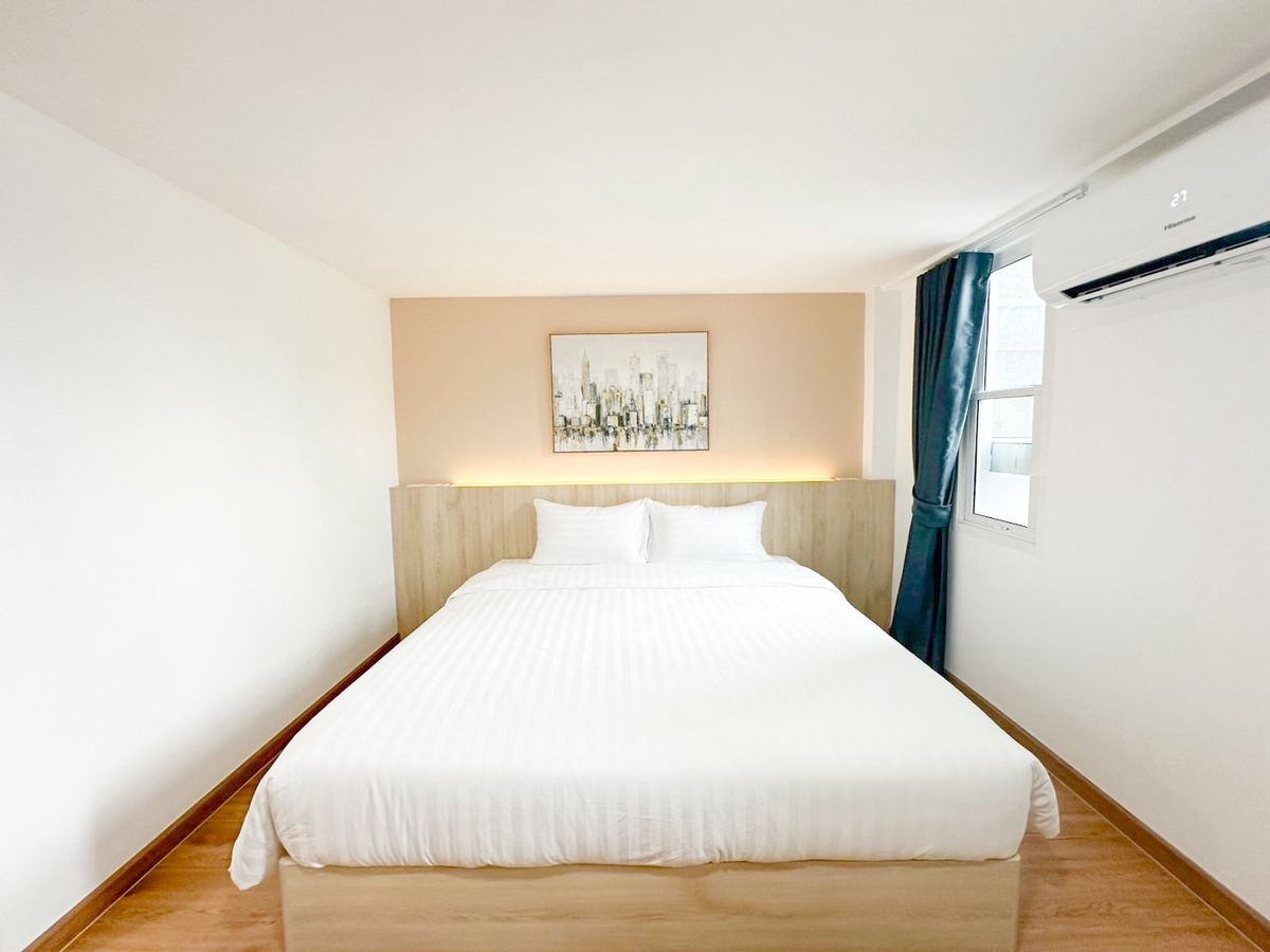 For RentPinklao, Charansanitwong : Line ID: @zimple_asset New Cozy Daily Room Stay ✨ Modern, clean, and safe rooms in a convenient location. Next to Yanhee Hospital, only 180 m from MRT Bang Or