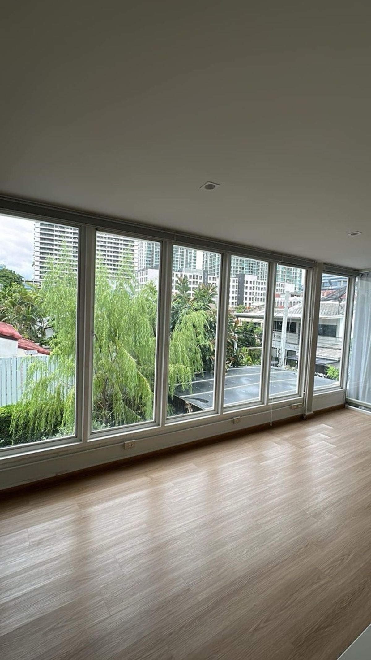For RentHouseSukhumvit, Asoke, Thonglor : 📢👇 Single House – Newly Renovated .Convenient access via multiple routes, located in the Em District area. The layout allows for a swimming pool to be added.
