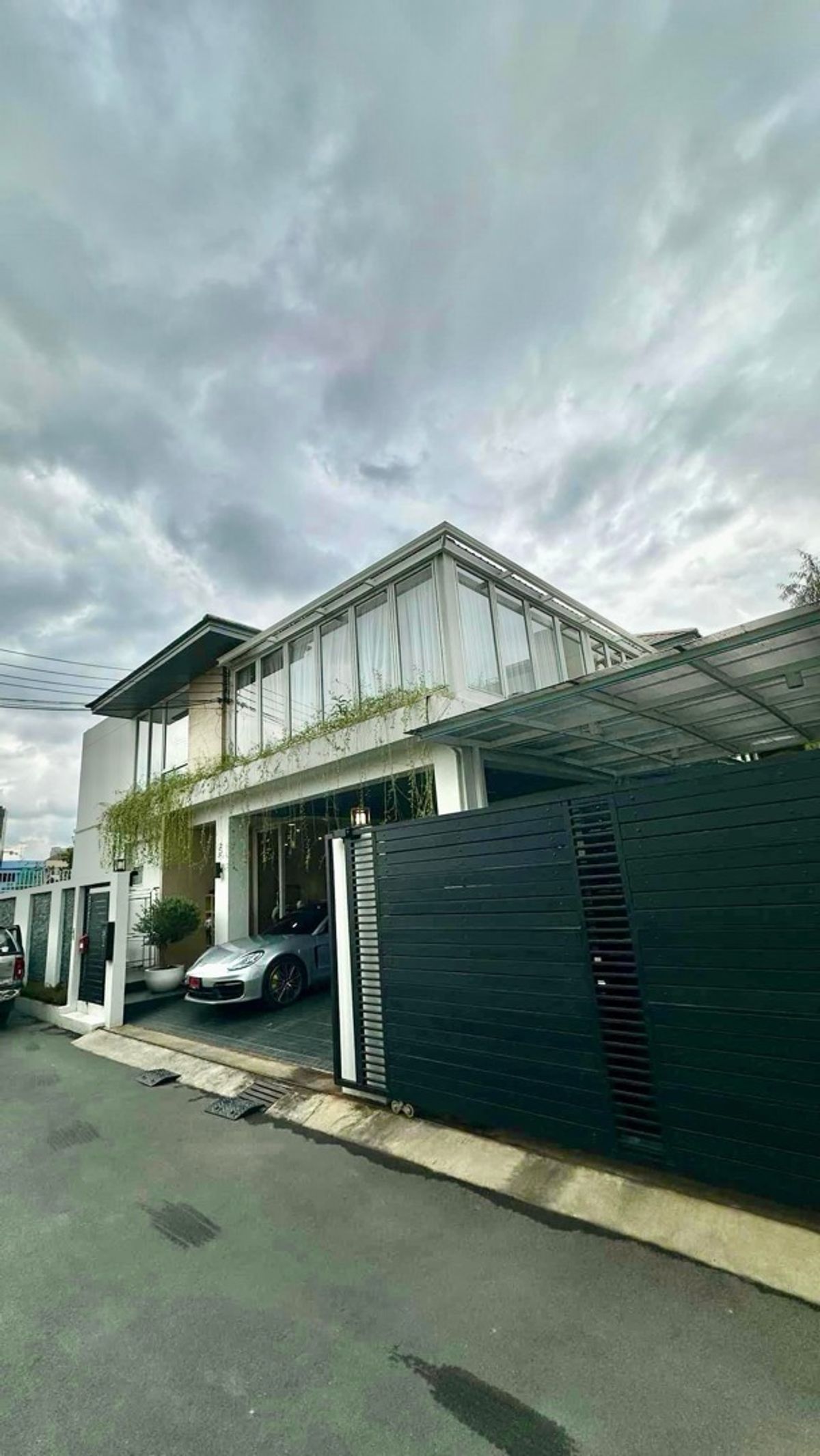 For RentHouseSukhumvit, Asoke, Thonglor : 📢👇 Single House – Newly Renovated .Convenient access via multiple routes, located in the Em District area. The layout allows for a swimming pool to be added.