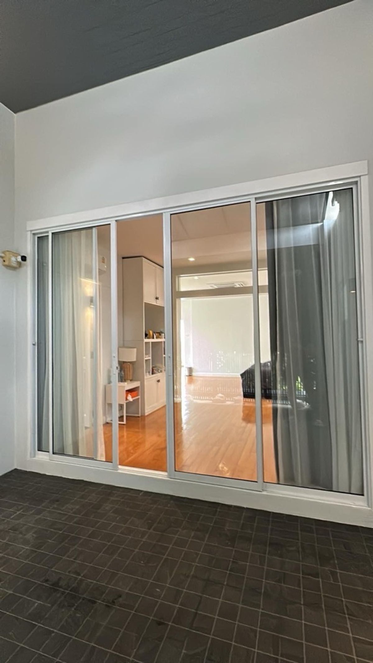 For RentHouseSukhumvit, Asoke, Thonglor : 📢👇 Single House – Newly Renovated .Convenient access via multiple routes, located in the Em District area. The layout allows for a swimming pool to be added.