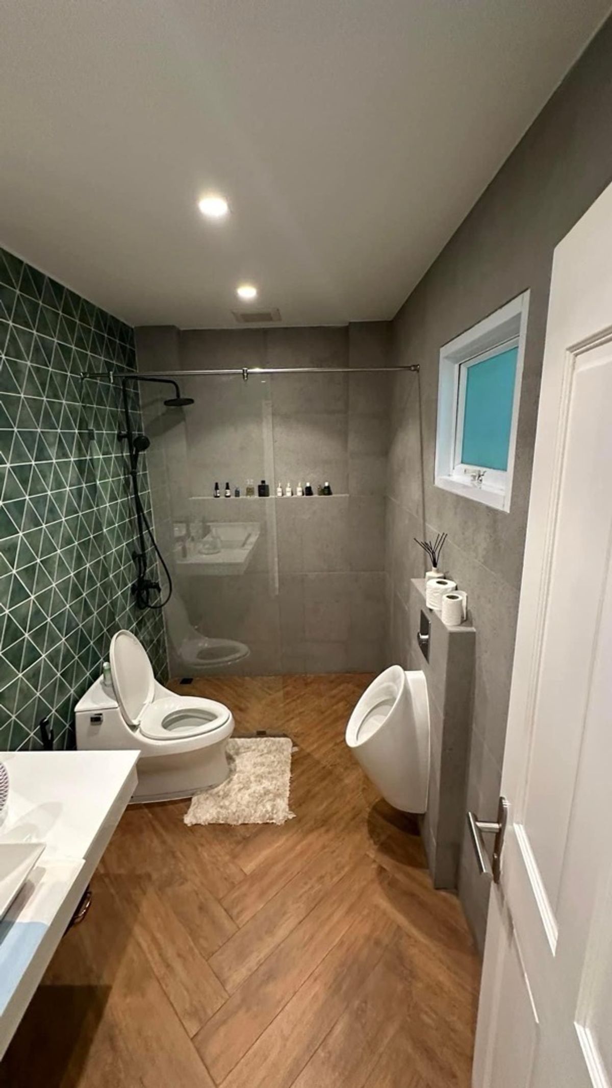 For RentHouseSukhumvit, Asoke, Thonglor : 📢👇 Single House – Newly Renovated .Convenient access via multiple routes, located in the Em District area. The layout allows for a swimming pool to be added.
