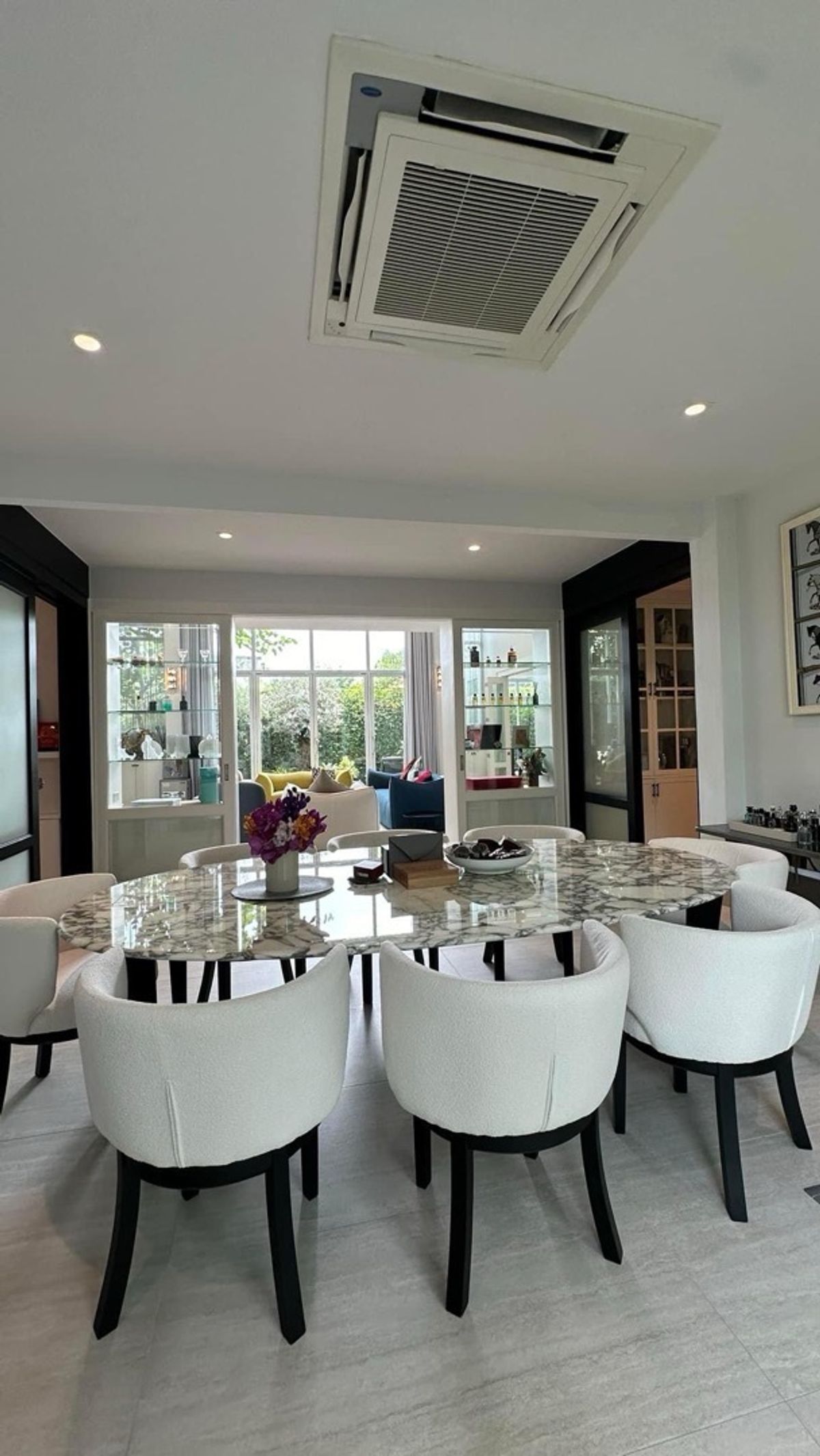 For RentHouseSukhumvit, Asoke, Thonglor : 📢👇 Single House – Newly Renovated .Convenient access via multiple routes, located in the Em District area. The layout allows for a swimming pool to be added.