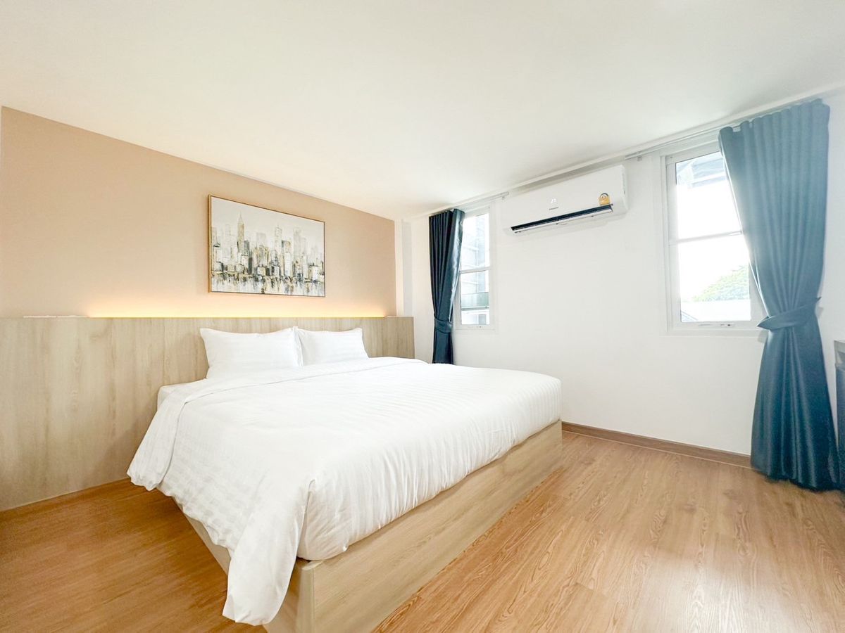 For RentPinklao, Charansanitwong : Line ID: @zimple_asset New Cozy Daily Room Stay ✨ Modern, clean, and safe rooms in a convenient location. Next to Yanhee Hospital, only 180 m from MRT Bang Or