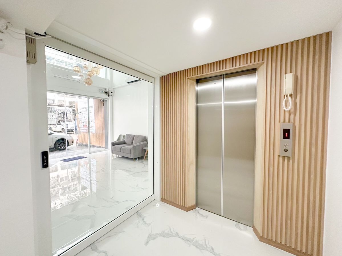 For RentPinklao, Charansanitwong : Line ID: @zimple_asset New Cozy Daily Room Stay ✨ Modern, clean, and safe rooms in a convenient location. Next to Yanhee Hospital, only 180 m from MRT Bang Or
