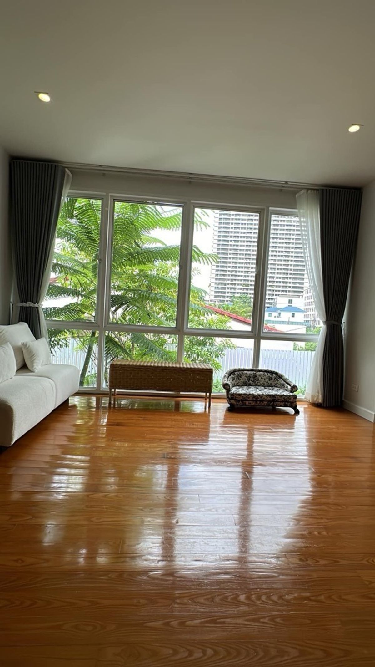 For RentHouseSukhumvit, Asoke, Thonglor : 📢👇 Single House – Newly Renovated .Convenient access via multiple routes, located in the Em District area. The layout allows for a swimming pool to be added.