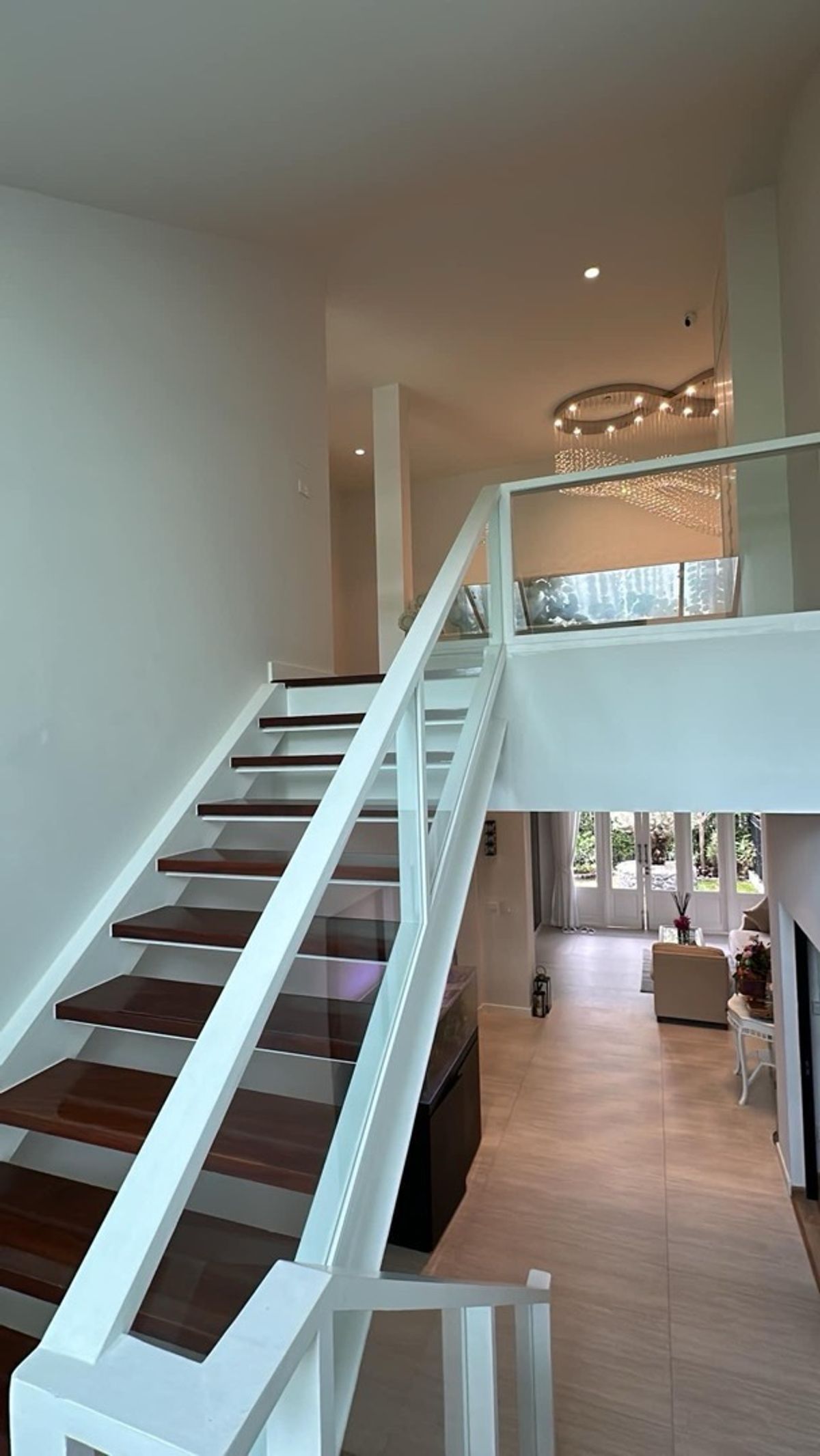 For RentHouseSukhumvit, Asoke, Thonglor : 📢👇 Single House – Newly Renovated .Convenient access via multiple routes, located in the Em District area. The layout allows for a swimming pool to be added.