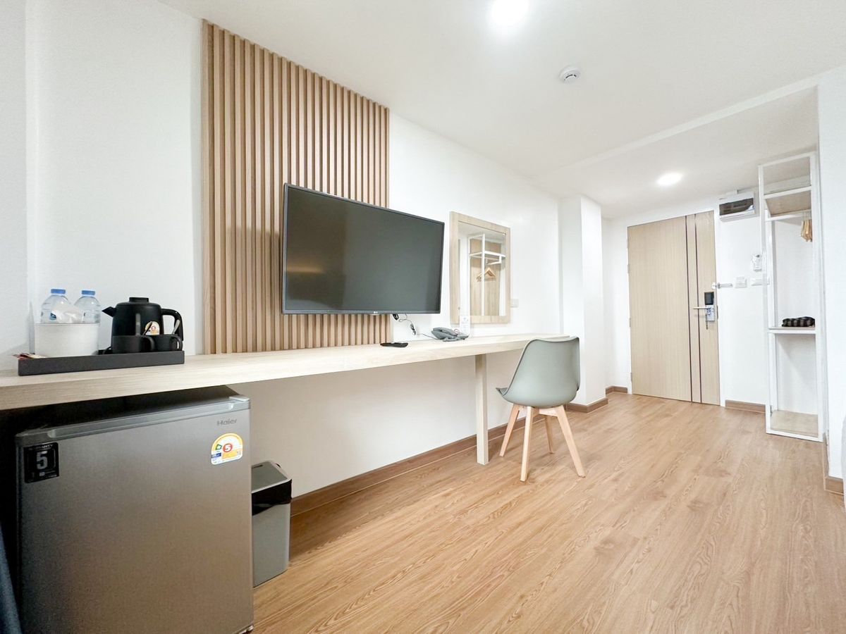 For RentPinklao, Charansanitwong : Line ID: @zimple_asset New Cozy Daily Room Stay ✨ Modern, clean, and safe rooms in a convenient location. Next to Yanhee Hospital, only 180 m from MRT Bang Or