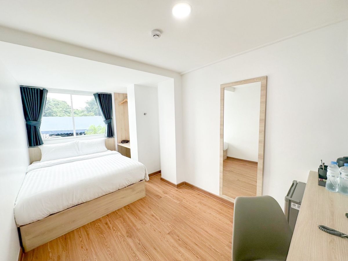 For RentPinklao, Charansanitwong : Line ID: @zimple_asset New Cozy Daily Room Stay ✨ Modern, clean, and safe rooms in a convenient location. Next to Yanhee Hospital, only 180 m from MRT Bang Or