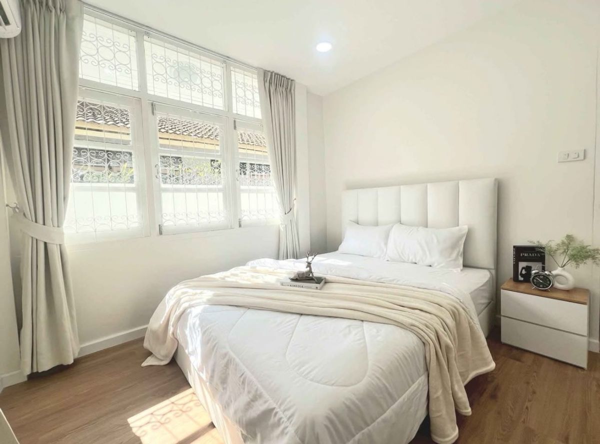 For RentHouseRatchadapisek, Huaikwang, Suttisan : FOR RENT: Ratchadaniwet Village
Luxury Single-Story House in Huai Khwang (Co-Agent Welcome) ✅

Type: 1-Story Single House
Rooms: 4 Bedrooms / 3 Bathrooms / 1 Kitchen + Laundry Area
Size: 60 Sq. Wah (Land Area)
Rent: 90,000 THB/month