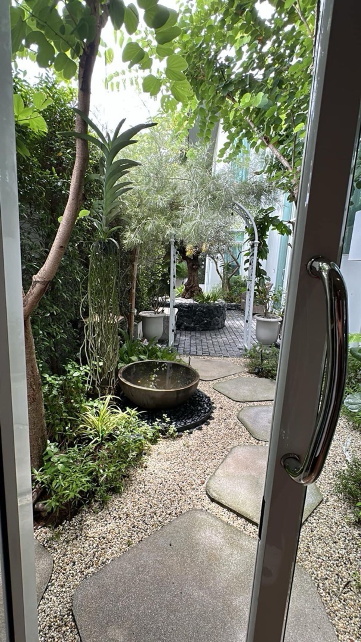 For RentHouseSukhumvit, Asoke, Thonglor : 📢👇 Single House – Newly Renovated .Convenient access via multiple routes, located in the Em District area. The layout allows for a swimming pool to be added.