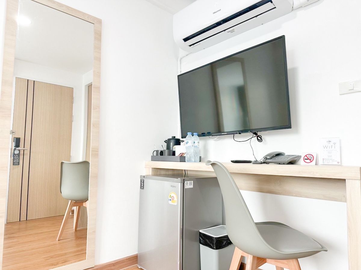 For RentPinklao, Charansanitwong : Line ID: @zimple_asset New Cozy Daily Room Stay ✨ Modern, clean, and safe rooms in a convenient location. Next to Yanhee Hospital, only 180 m from MRT Bang Or