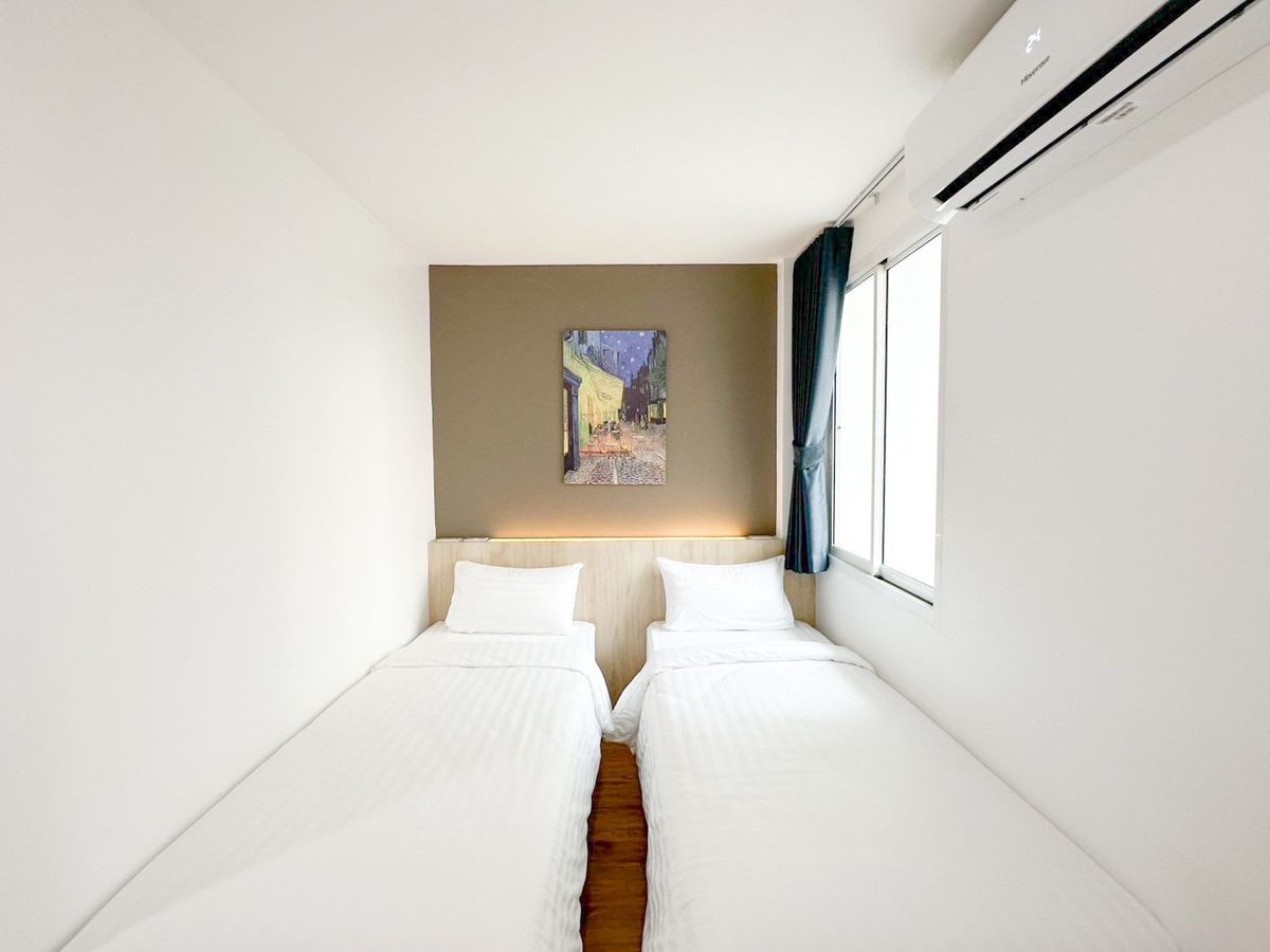 For RentPinklao, Charansanitwong : Line ID: @zimple_asset New Cozy Daily Room Stay ✨ Modern, clean, and safe rooms in a convenient location. Next to Yanhee Hospital, only 180 m from MRT Bang Or