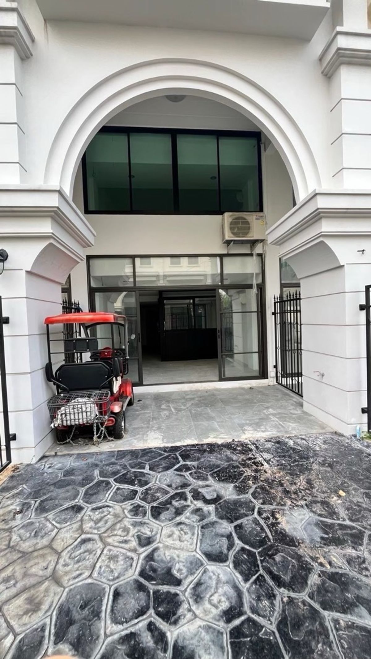 โฮมออฟฟิศเยาวราช บางลำพู : ขายโฮมออฟฟิศ 3.5ชั้น🏠 ตกแต่งพร้อมอยู่ แอร์ฉ่ำๆ 10 เครื่อง ทั้งอยู่อาศัยและทำธุรกิจ ตอบโจทย์ในชีวิตสุดๆ🤗 เดอะริช อเวนิว ดำรงรักษ์(โบ๊เบ๊) ขนาด 19.1 ตร.วา ราคาขาย 18,900,000 บาท ถูกสุดๆๆในโครงการ
ติดต่อ คุณเก๋ 080 964 4519
ID Ilne : kibkae1974