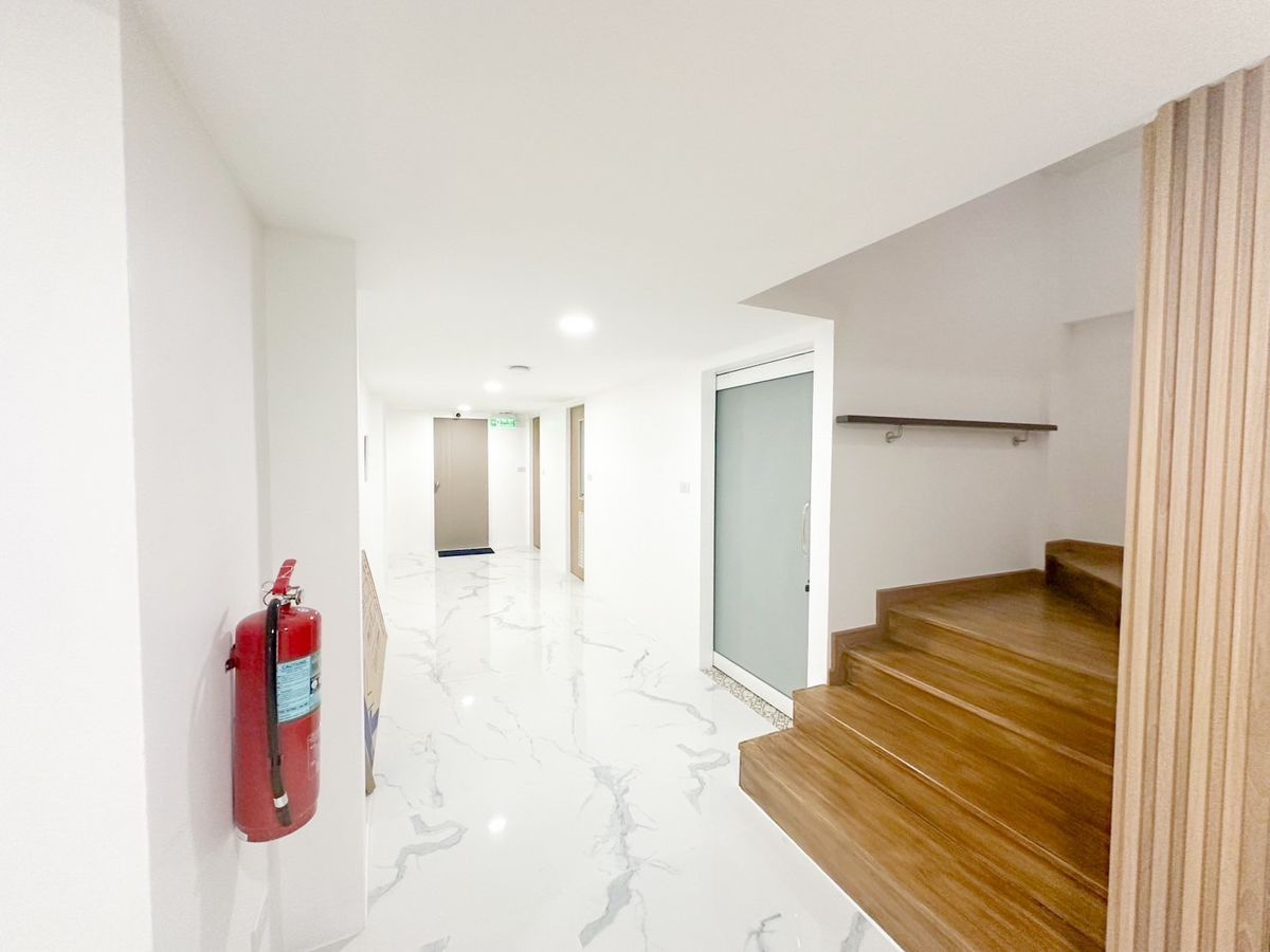 For RentPinklao, Charansanitwong : Line ID: @zimple_asset New Cozy Daily Room Stay ✨ Modern, clean, and safe rooms in a convenient location. Next to Yanhee Hospital, only 180 m from MRT Bang Or