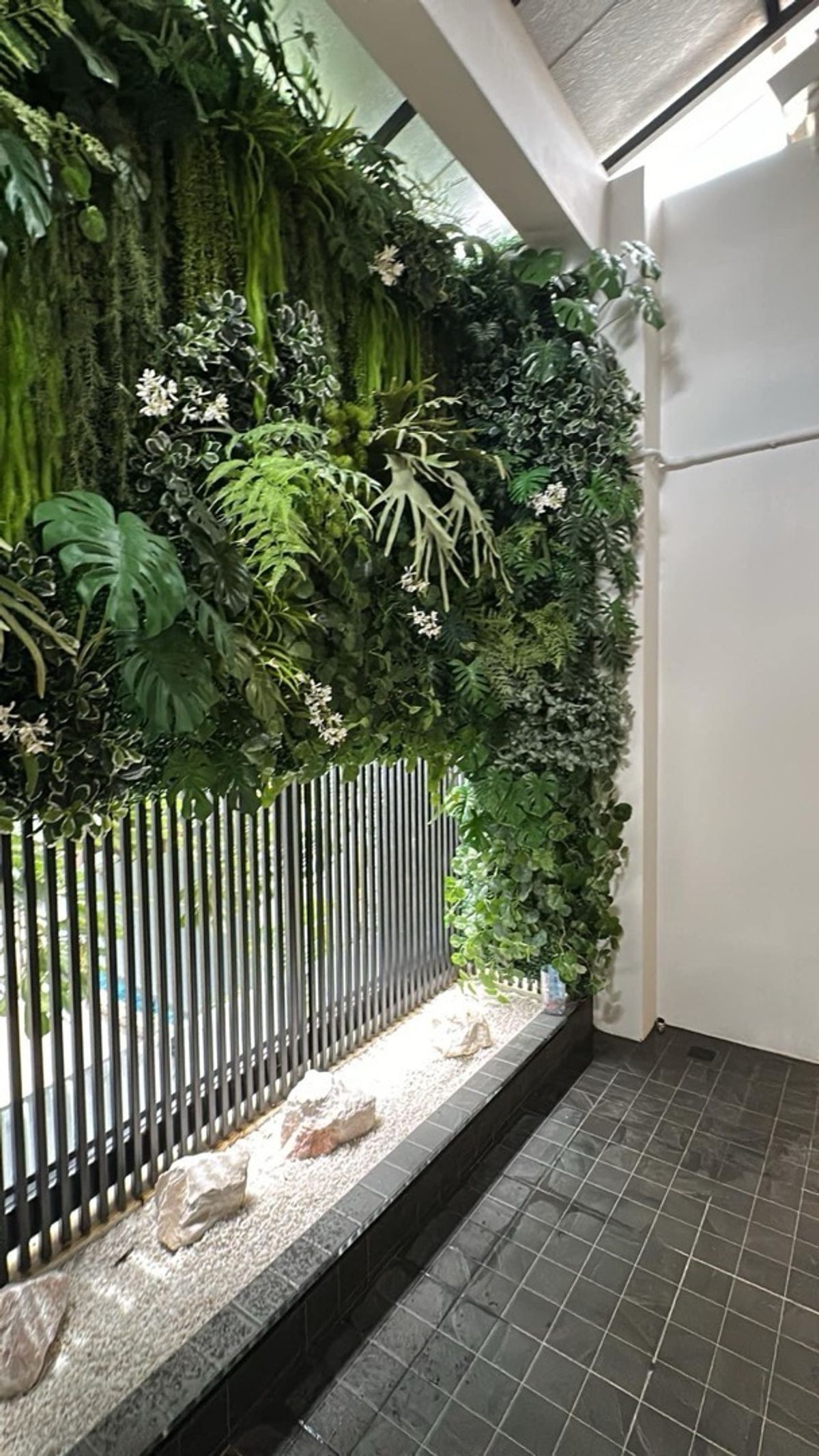 For RentHouseSukhumvit, Asoke, Thonglor : 📢👇 Single House – Newly Renovated .Convenient access via multiple routes, located in the Em District area. The layout allows for a swimming pool to be added.