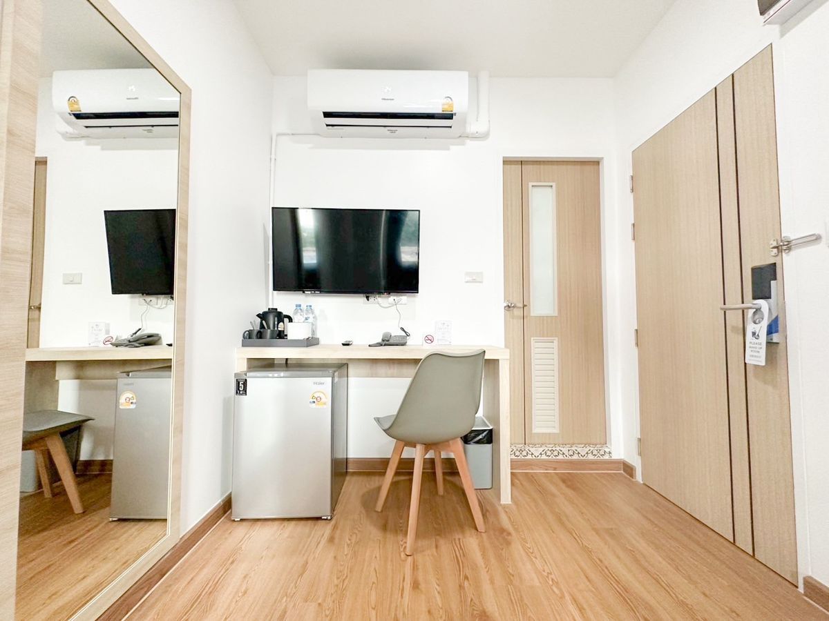 For RentPinklao, Charansanitwong : Line ID: @zimple_asset New Cozy Daily Room Stay ✨ Modern, clean, and safe rooms in a convenient location. Next to Yanhee Hospital, only 180 m from MRT Bang Or