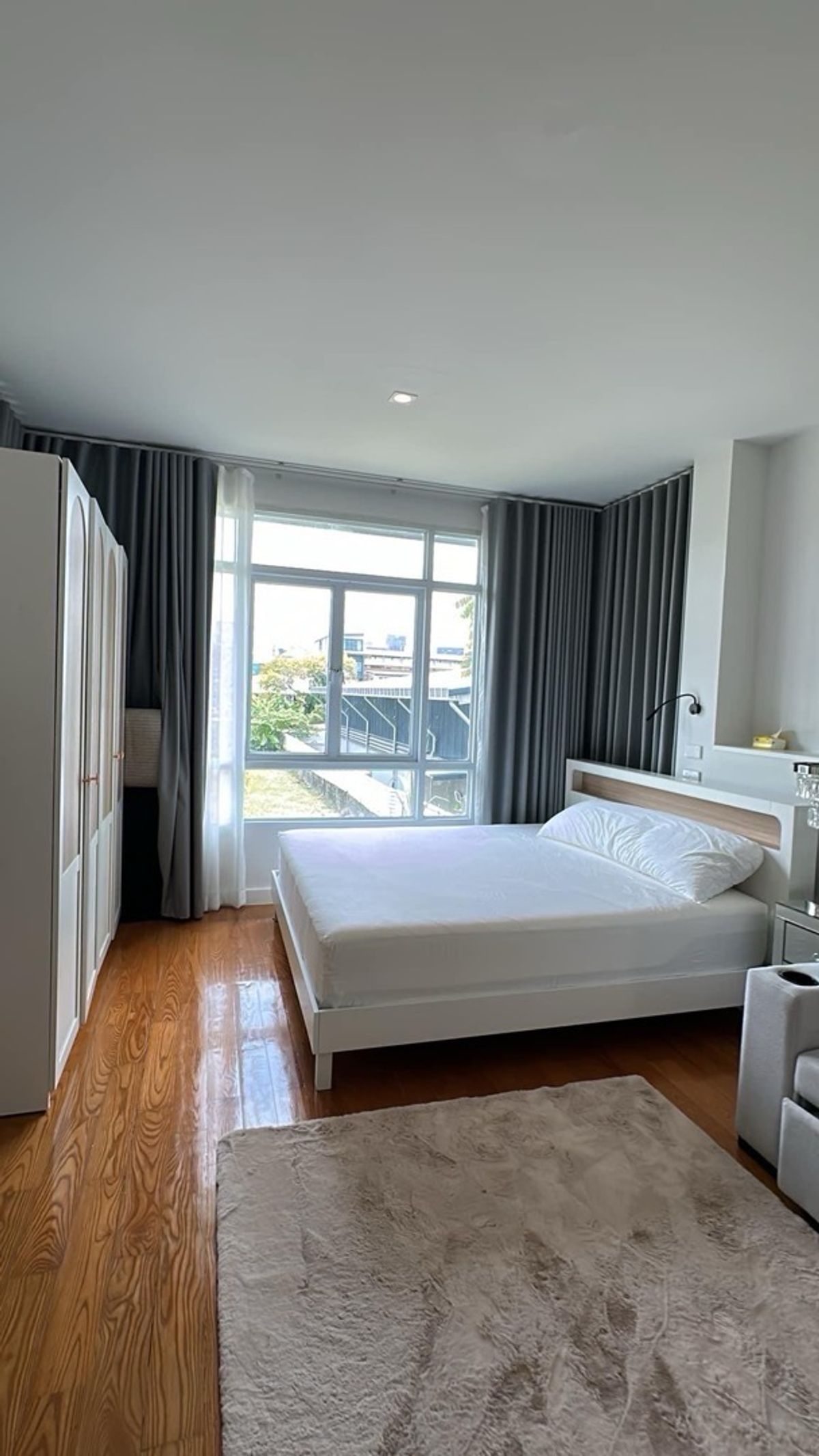 For RentHouseSukhumvit, Asoke, Thonglor : 📢👇 Single House – Newly Renovated .Convenient access via multiple routes, located in the Em District area. The layout allows for a swimming pool to be added.