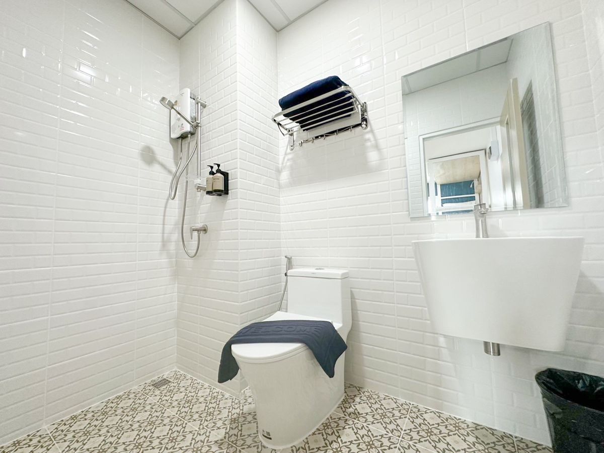 For RentPinklao, Charansanitwong : Line ID: @zimple_asset New Cozy Daily Room Stay ✨ Modern, clean, and safe rooms in a convenient location. Next to Yanhee Hospital, only 180 m from MRT Bang Or