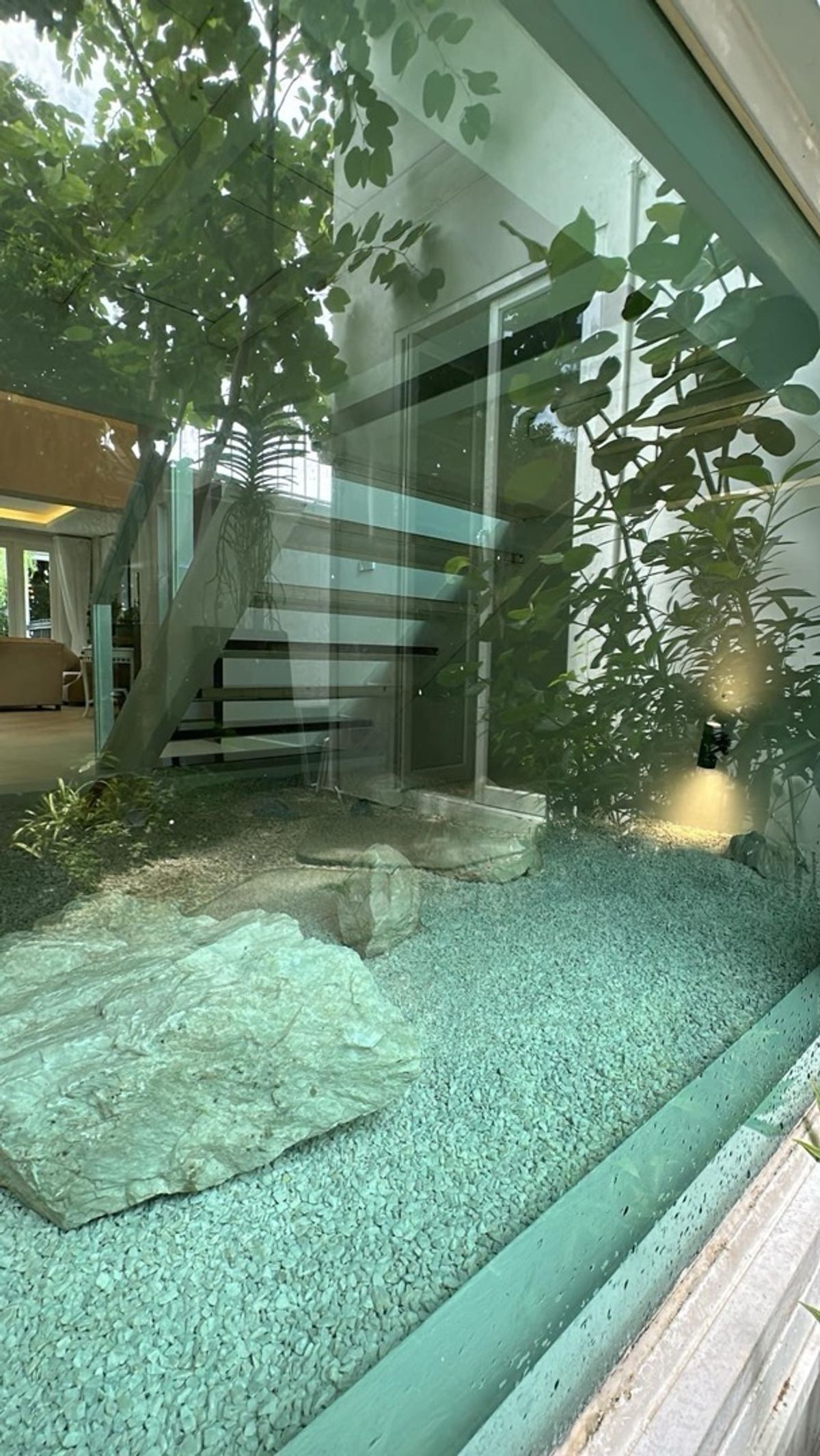 For RentHouseSukhumvit, Asoke, Thonglor : 📢👇 Single House – Newly Renovated .Convenient access via multiple routes, located in the Em District area. The layout allows for a swimming pool to be added.