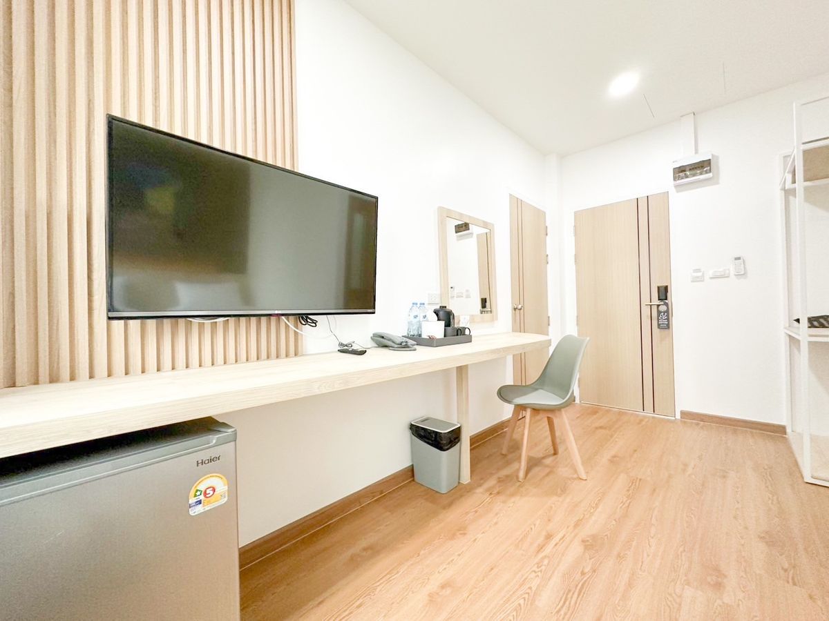 For RentPinklao, Charansanitwong : Line ID: @zimple_asset New Cozy Daily Room Stay ✨ Modern, clean, and safe rooms in a convenient location. Next to Yanhee Hospital, only 180 m from MRT Bang Or