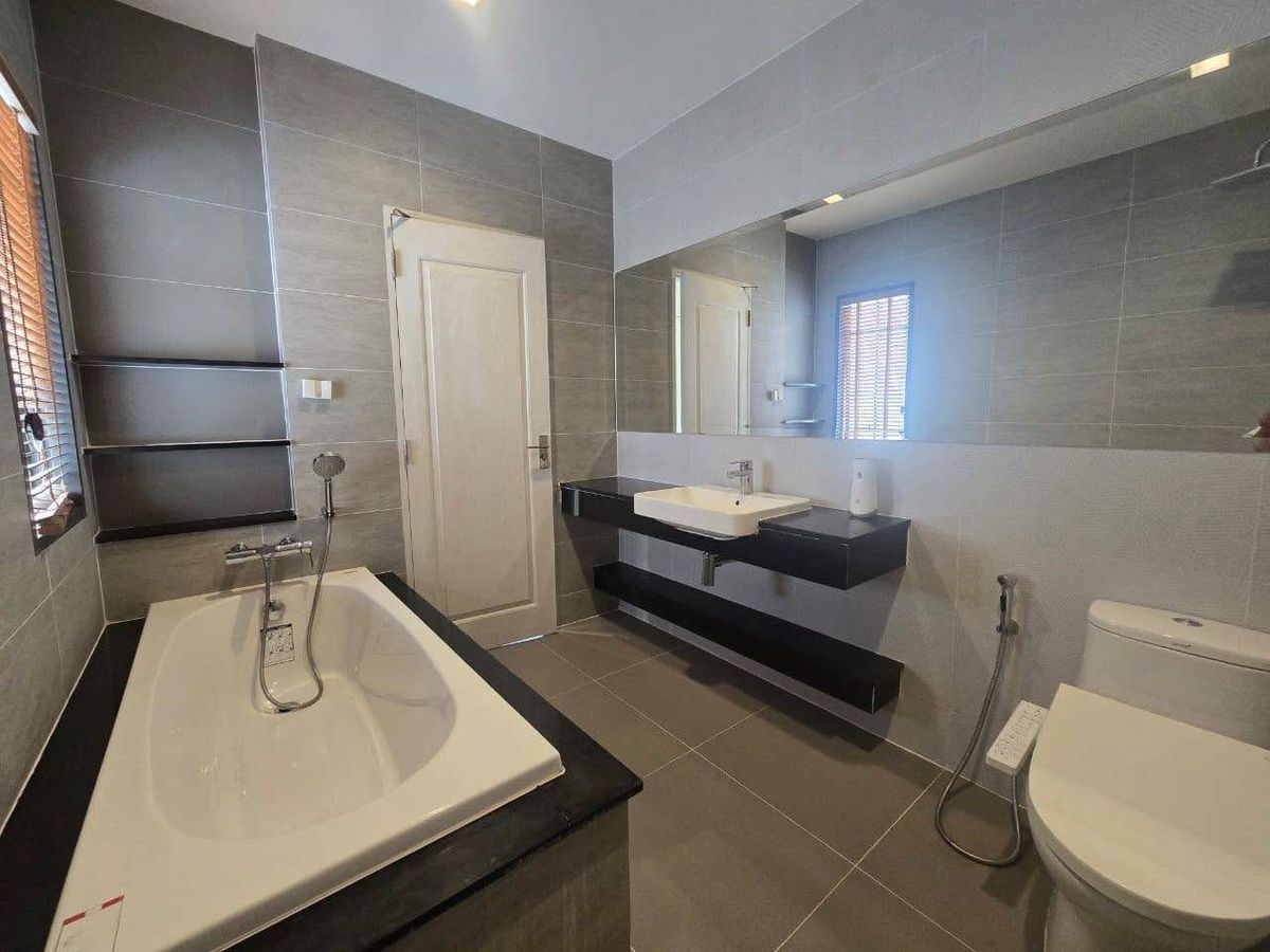 For RentHousePathum Thani,Rangsit, Thammasat : Single house for rent ✨ Bangkok Boulevard Rangsit ✨ 5 bedrooms, 3 bathrooms, fully furnished and equipped with appliances