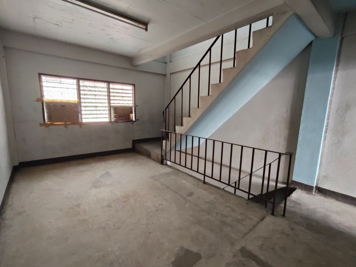 Shop HouseEakachai, Bang Bon : Selling a 4.5 -story commercial building, Ekachai 94 with warehouses and space on the side 🚗 Good location on the main road Ekachai-Bang Bon Near Kanchanaphisek Road, near the expressway 📍 area 44.8 sq.w. with a warehouse behind Can support various busine