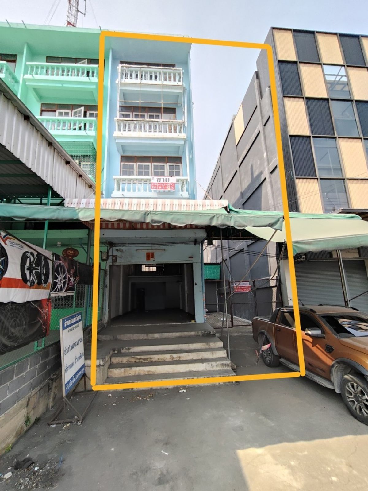 Shop HouseEakachai, Bang Bon : Selling a 4.5 -story commercial building, Ekachai 94 with warehouses and space on the side 🚗 Good location on the main road Ekachai-Bang Bon Near Kanchanaphisek Road, near the expressway 📍 area 44.8 sq.w. with a warehouse behind Can support various busine