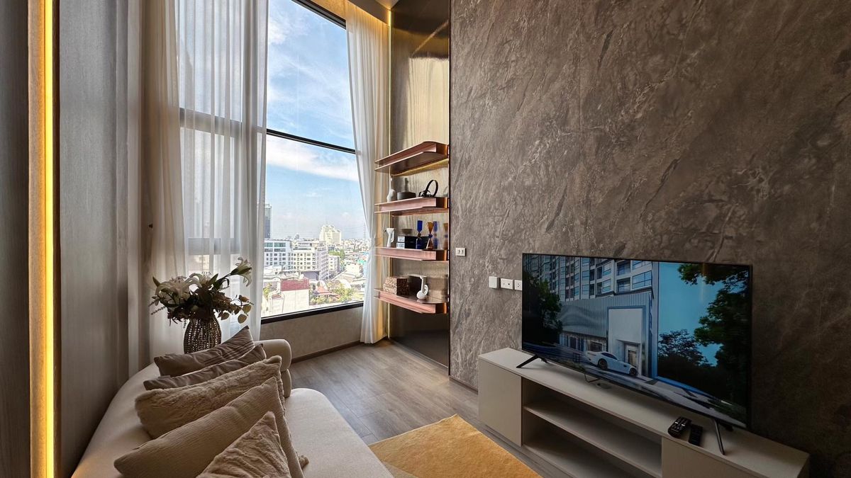 For SaleCondoRatchadapisek, Huaikwang, Suttisan : ✨ Luxury Condo for Sale – Soho Bangkok Ratchada | Duo Space 2-Level Unit with 4-Meter High Ceilings | Fully Furnished | Only 200 Meters from MRT Huai Khwang