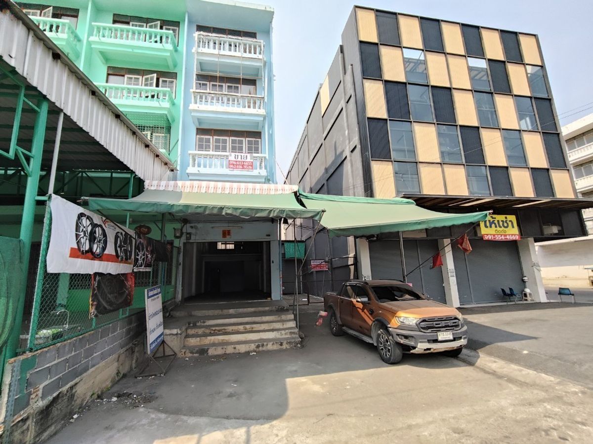 Shop HouseEakachai, Bang Bon : Selling a 4.5 -story commercial building, Ekachai 94 with warehouses and space on the side 🚗 Good location on the main road Ekachai-Bang Bon Near Kanchanaphisek Road, near the expressway 📍 area 44.8 sq.w. with a warehouse behind Can support various busine