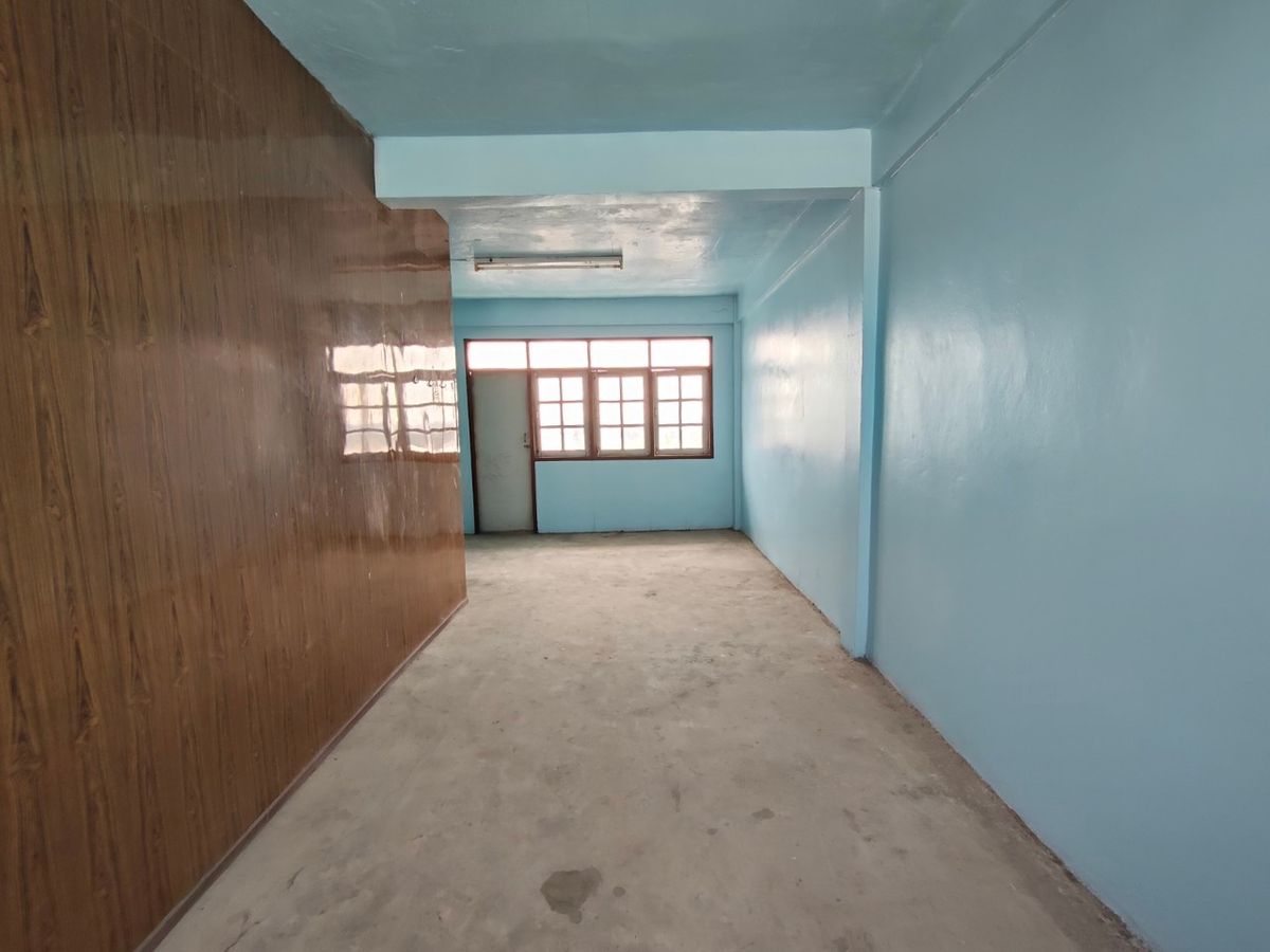 Shop HouseEakachai, Bang Bon : Selling a 4.5 -story commercial building, Ekachai 94 with warehouses and space on the side 🚗 Good location on the main road Ekachai-Bang Bon Near Kanchanaphisek Road, near the expressway 📍 area 44.8 sq.w. with a warehouse behind Can support various busine